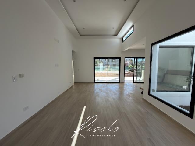 Foto de Casa en Venta con pileta, galeria, 3 dormitorios y escritorio. Barrio, imagen 5