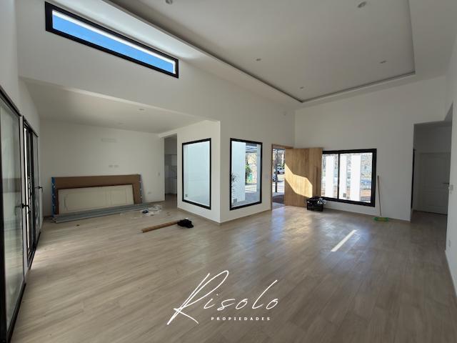 Foto de Casa en Venta con pileta, galeria, 3 dormitorios y escritorio. Barrio, imagen 2