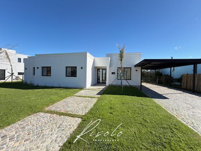 Foto de Casas con pileta, 4 dormitorios. Pileta, Cerramiento Galeria. Laguna, imagen 1