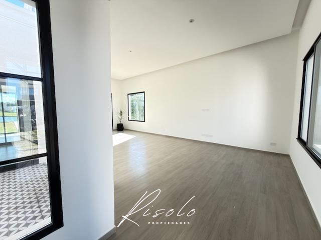 Foto de Casas con pileta, 4 dormitorios. Pileta, Cerramiento Galeria. Laguna, imagen 5