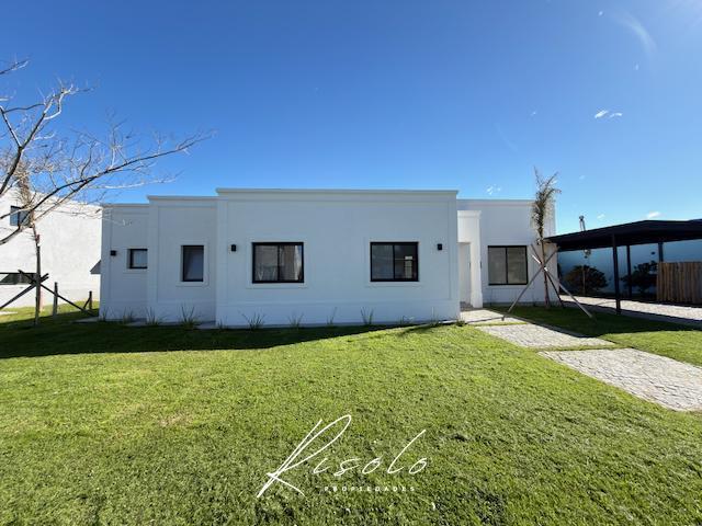 Foto de Casas con pileta, 4 dormitorios. Pileta, Cerramiento Galeria. Laguna, imagen 2