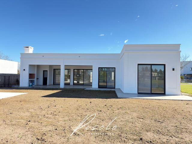 Foto de Casas con pileta, 4 dormitorios. Pileta, Cerramiento Galeria. Laguna, imagen 1