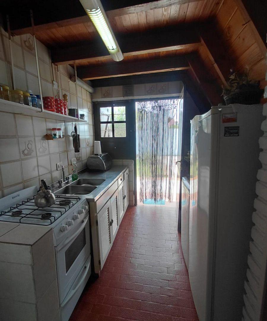Foto de COSTA AZUL: VENTA CASA ALPINA4 AMBIENTES LOTE PROPIO 50 METROS DEL MAR, imagen 2