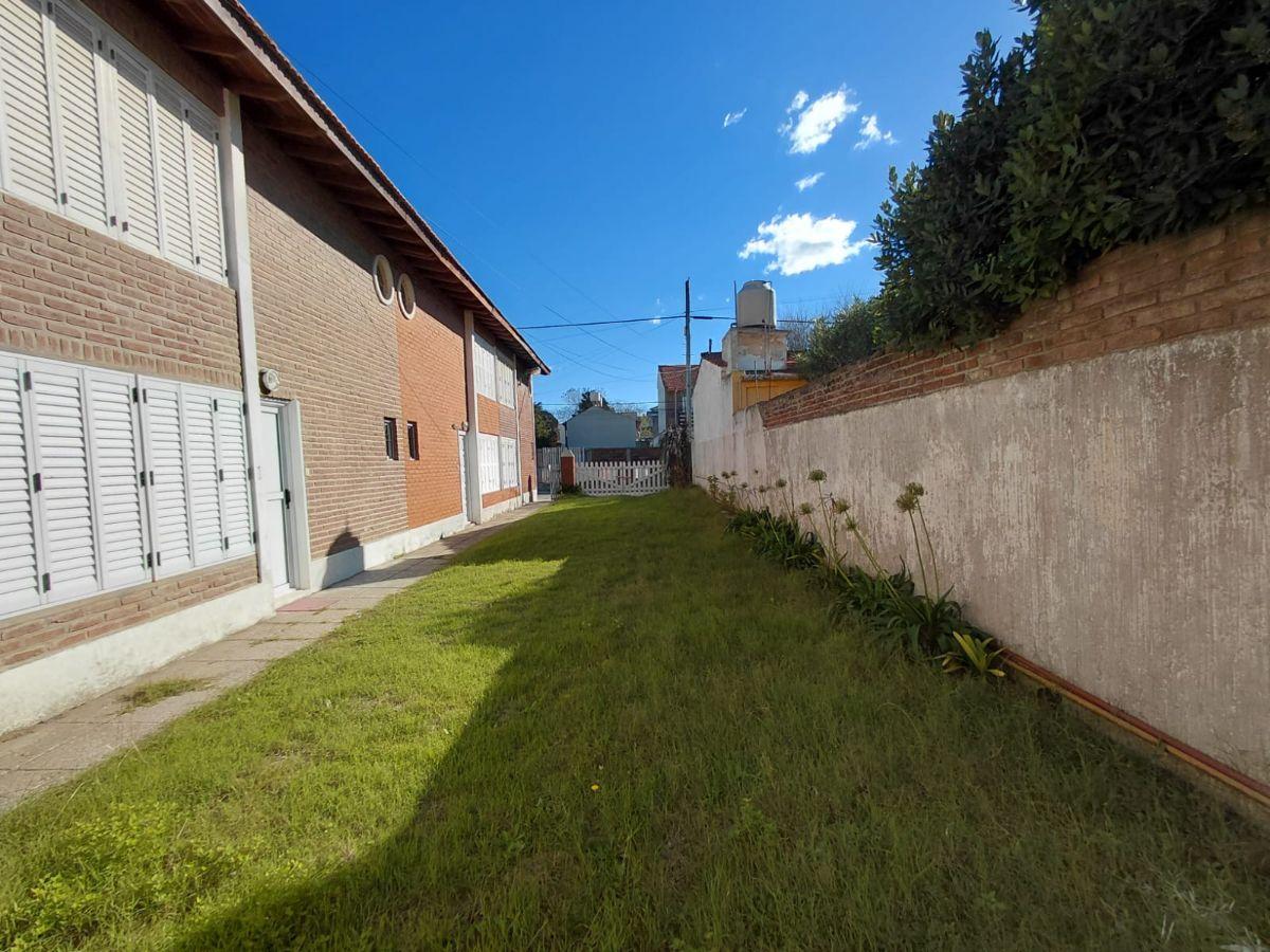 COSTA AZUL: VENTA DUPLEX UNA CUADRA DEL MAR 3 AMB 2 BAÑOS PATIO PARRILLA DORMITORIO EN PLANTA BAJA