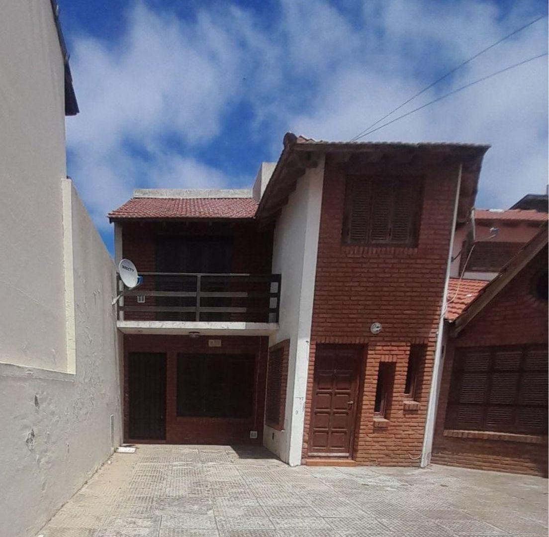 VENTA COSTA AZUL DUPLEX 3 AMBIENTES ENTRADA DE COCHE PATIO PARRILLA A PASITOS DEL MAR