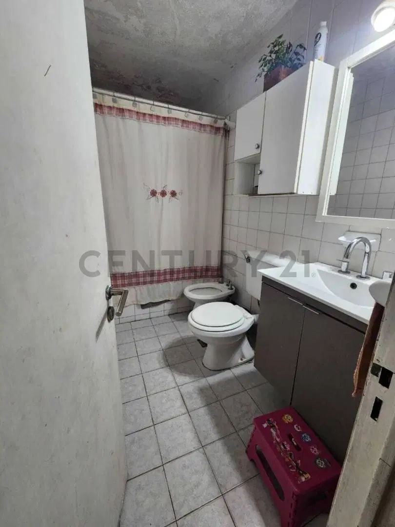 CASA EN VENTA 4 DORMTORIOS MAS PILETA Y TERRENO 570 M2 2