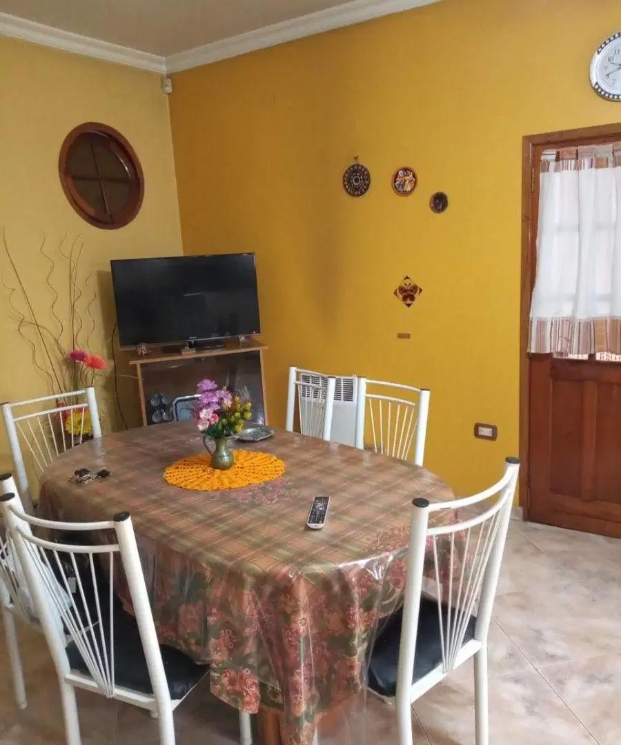 Excelente Chalet a 50mts. de la Estacion de Luis Guillon 3