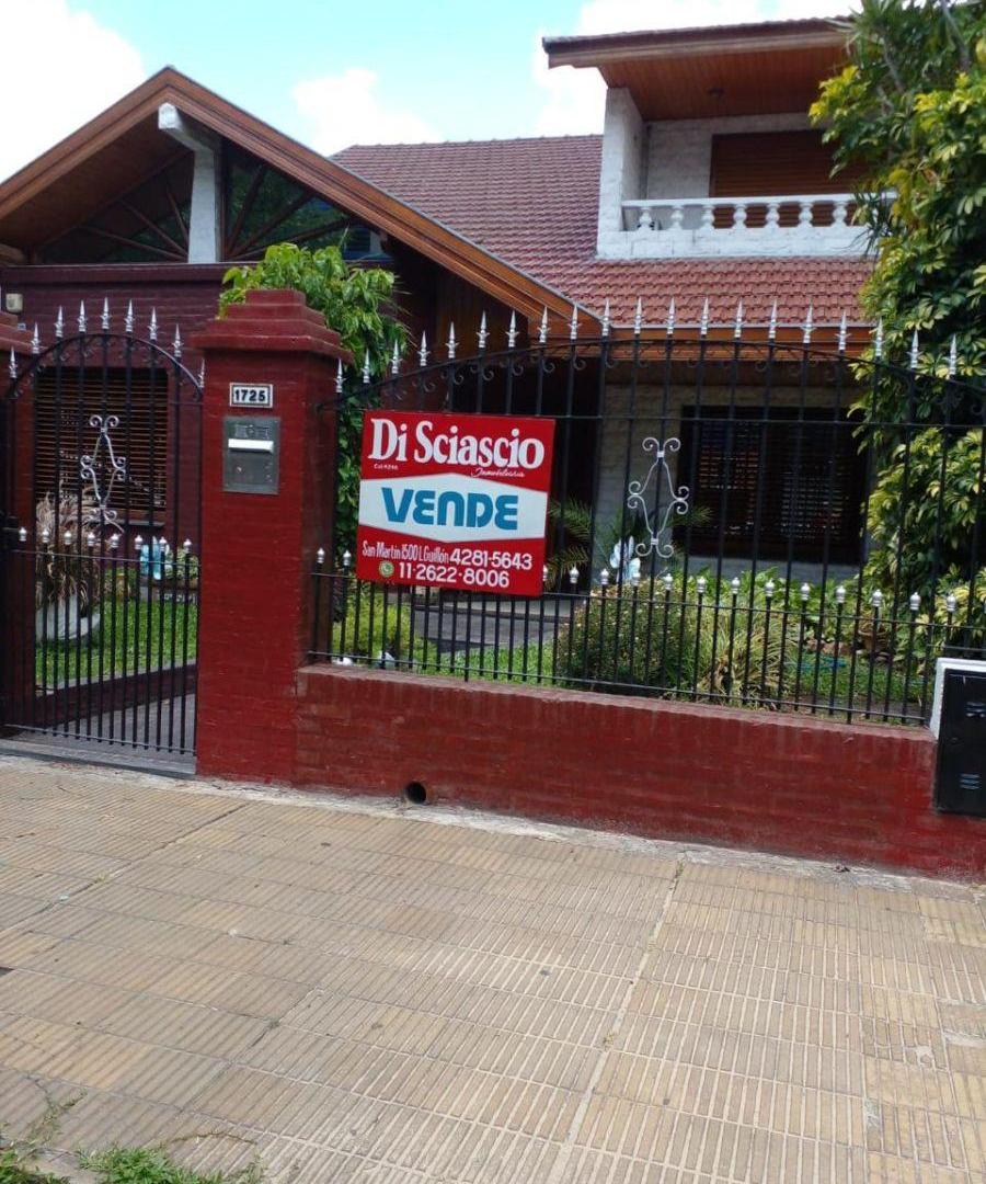 Excelente Chalet a 50mts. de la Estacion de Luis Guillon