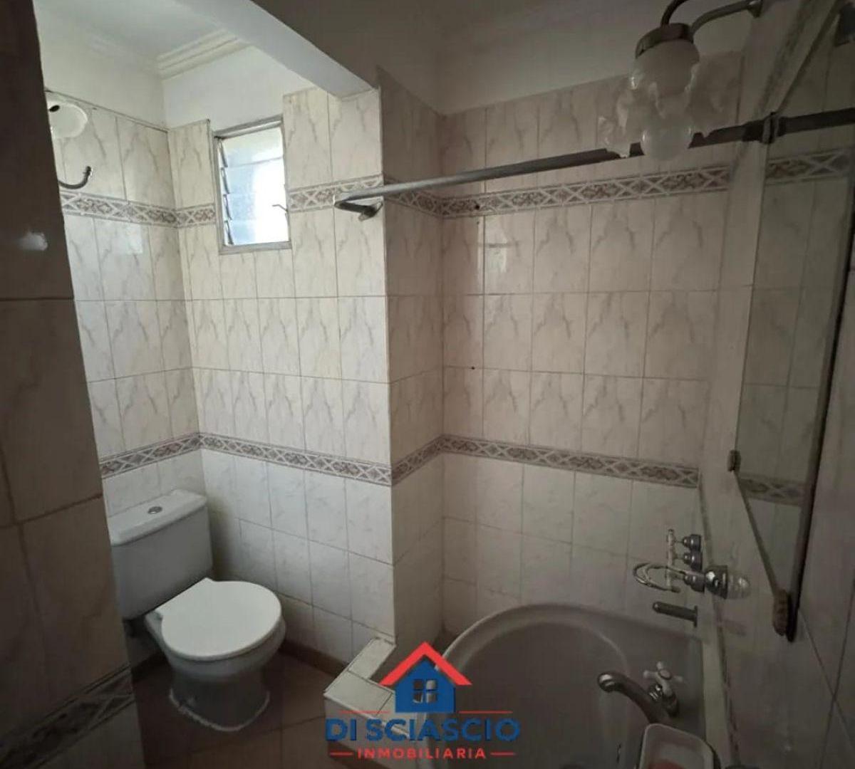 Foto de ALQUILER : Casa tipo dpto. en 1er piso frente a la estacion de Luis Guillon, imagen 2