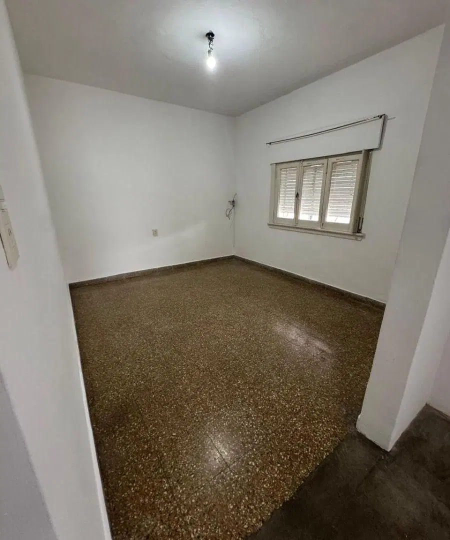 Buena Casa en esquina de Luis Guillon a mts de Av. Bv. Bs. As. 4