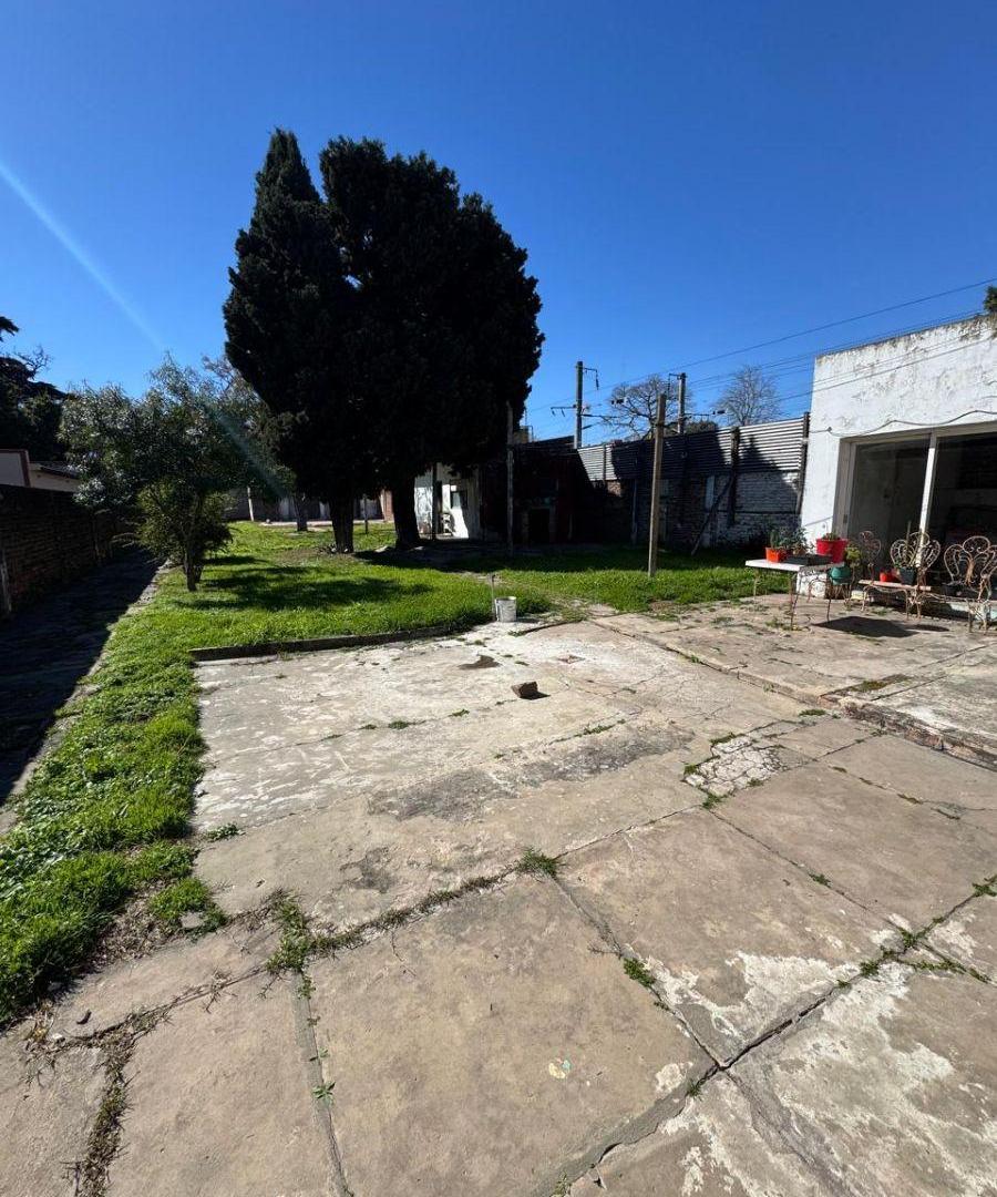 Foto de Muy buena Propiedad con amplio lote y Dpto. al fondo a mts de la, imagen 2