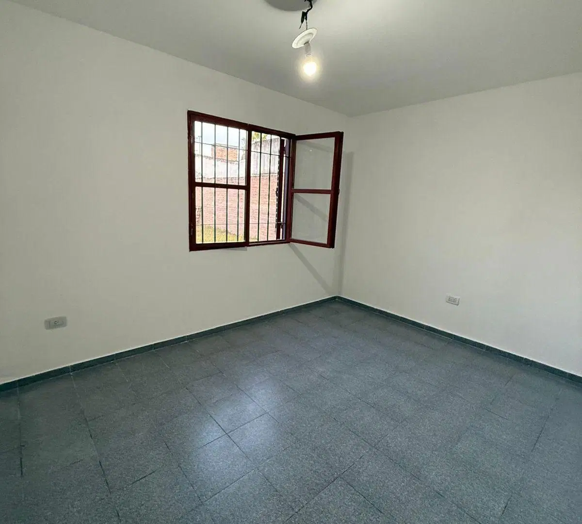 Casa de Tres Dormitorios con Patio en Alquiler Los Boulevares 3
