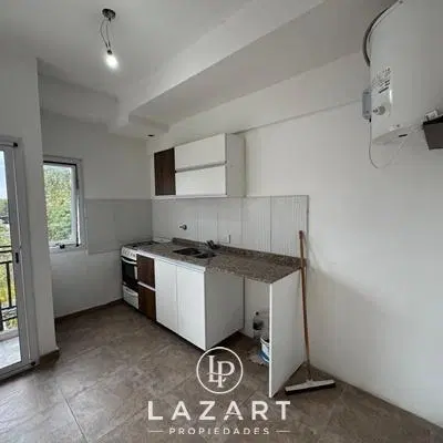 Departamento 2 AMB. con balcon a 2 cuadras de la estacion 2