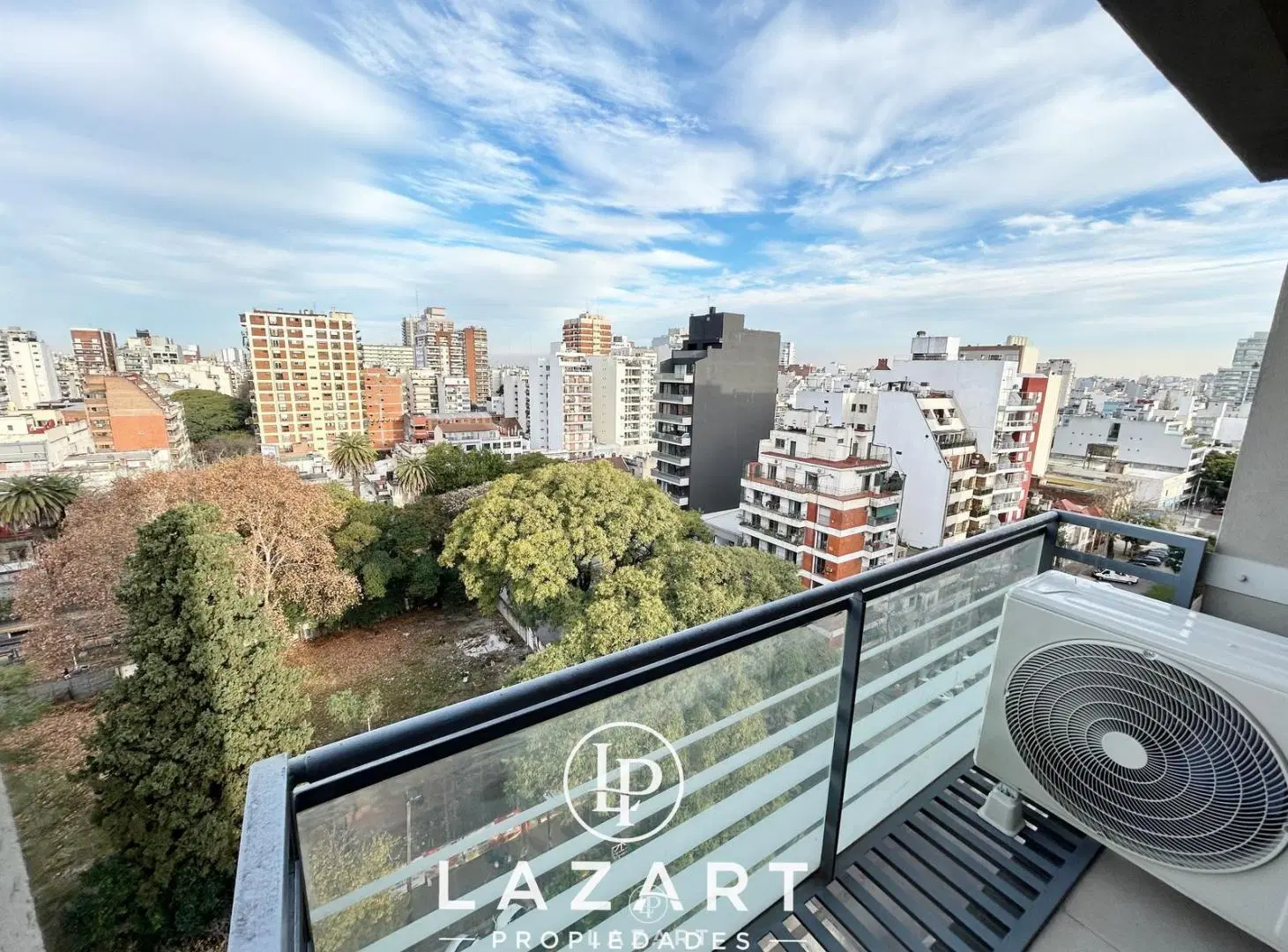 Departamento amplio con balcon al frente. Excelente Vista 2