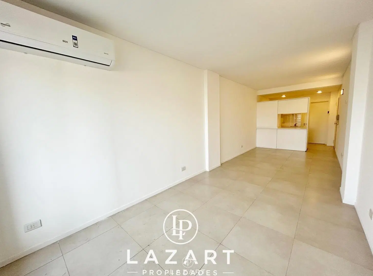 Departamento amplio con balcon al frente. Excelente Vista 3