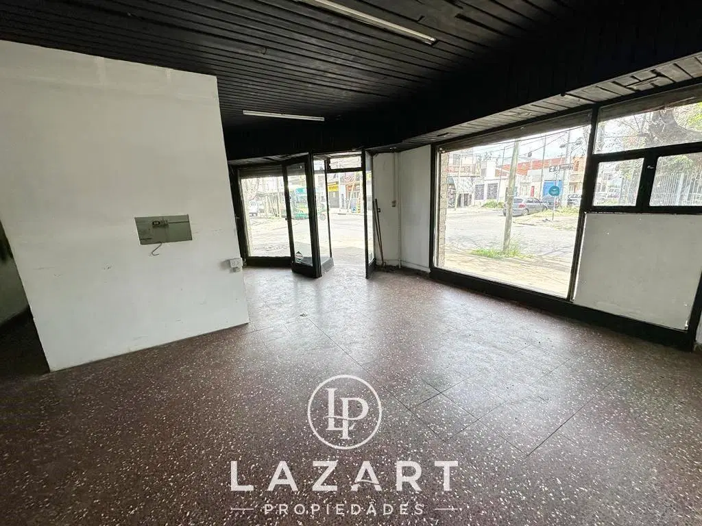 local comercial en esquina doble vidriera 2