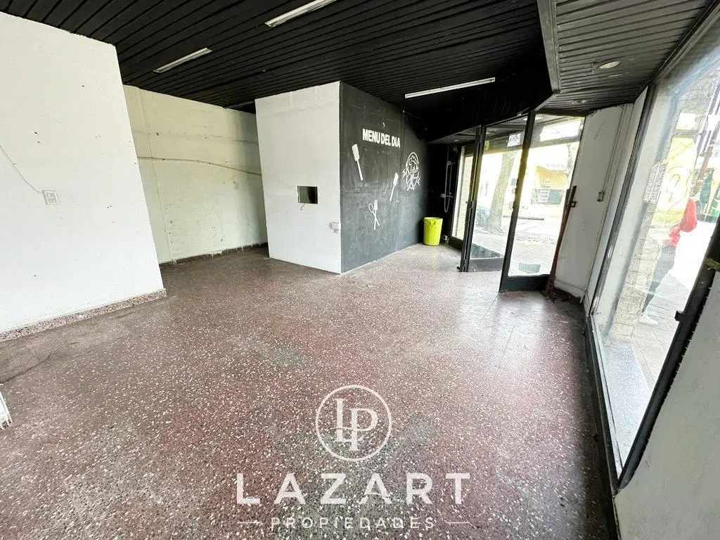 local comercial en esquina doble vidriera 3