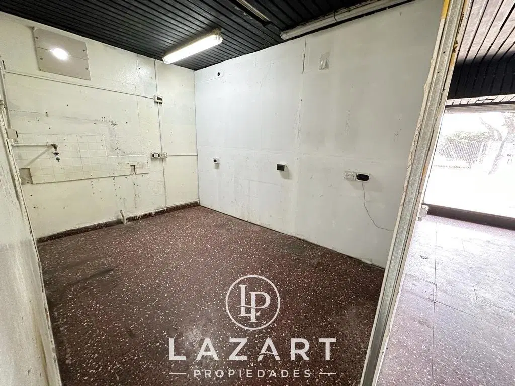 local comercial en esquina doble vidriera 4