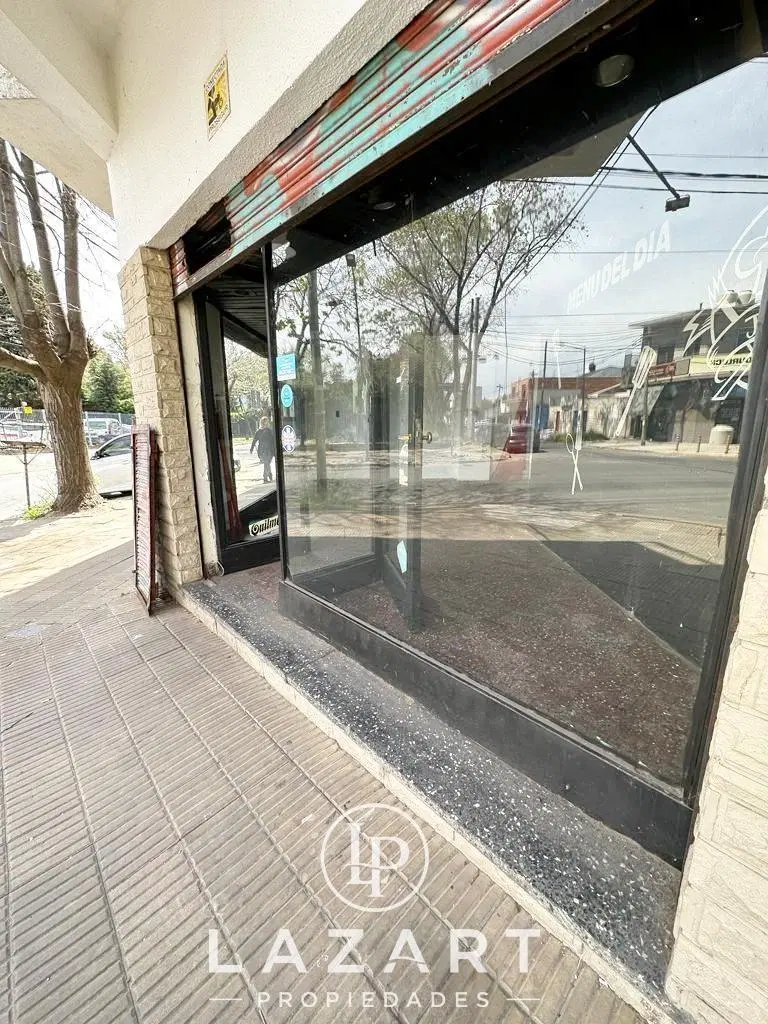 local comercial en esquina doble vidriera 8
