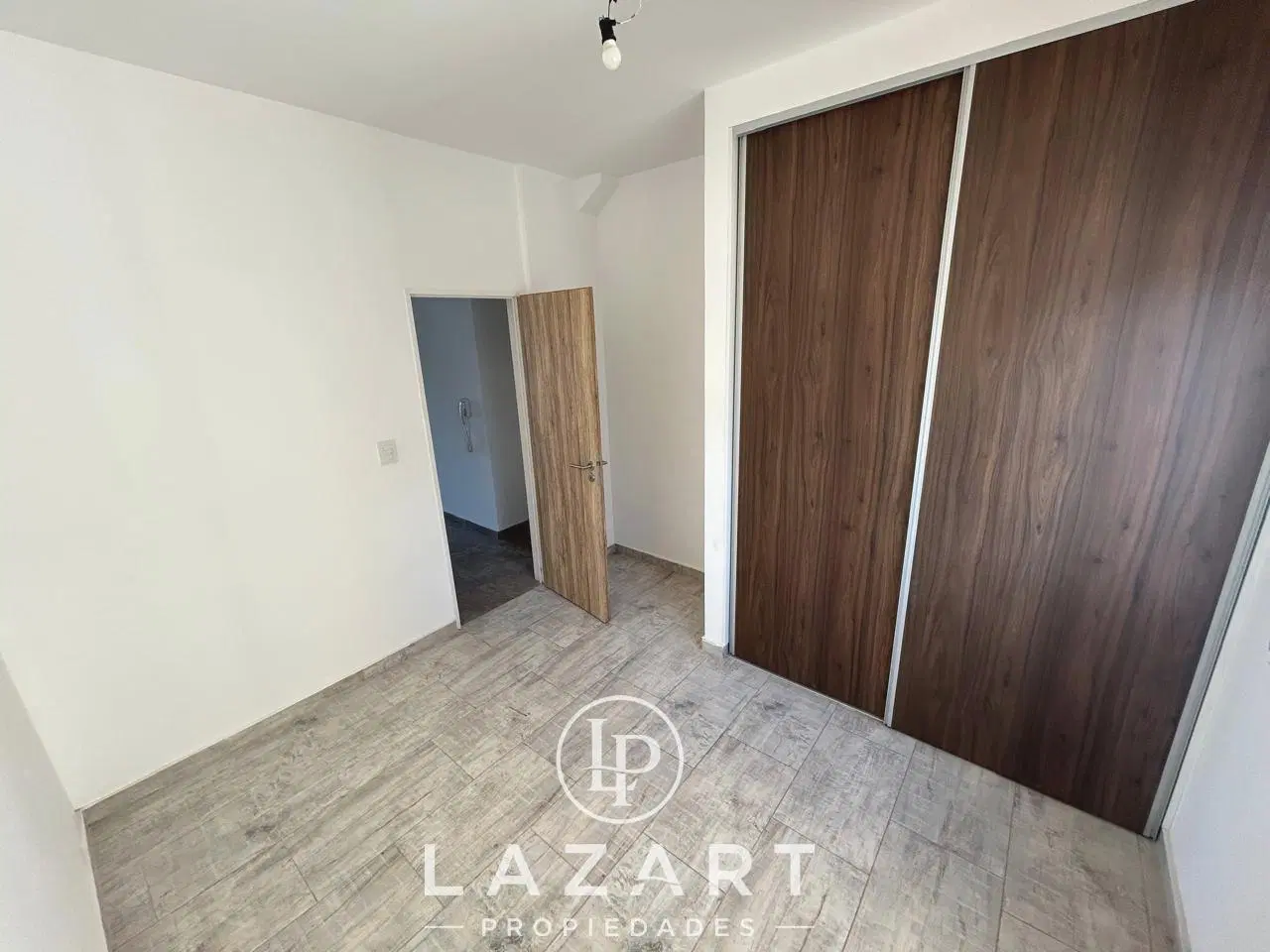 Departamento 2 AMB. con balcon a 2 cuadras de la estacion 5