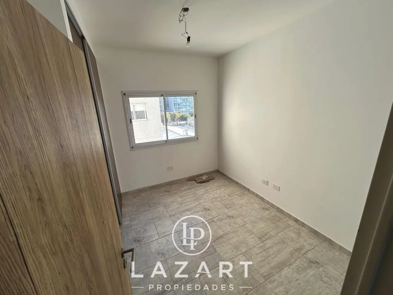 Departamento 2 AMB. con balcon a 2 cuadras de la estacion 4