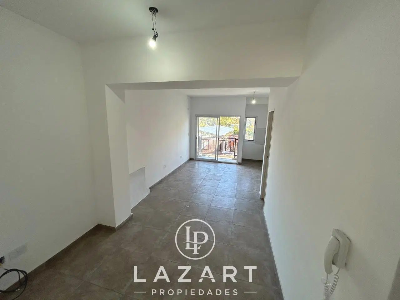 Departamento 2 AMB. con balcon a 2 cuadras de la estacion 3
