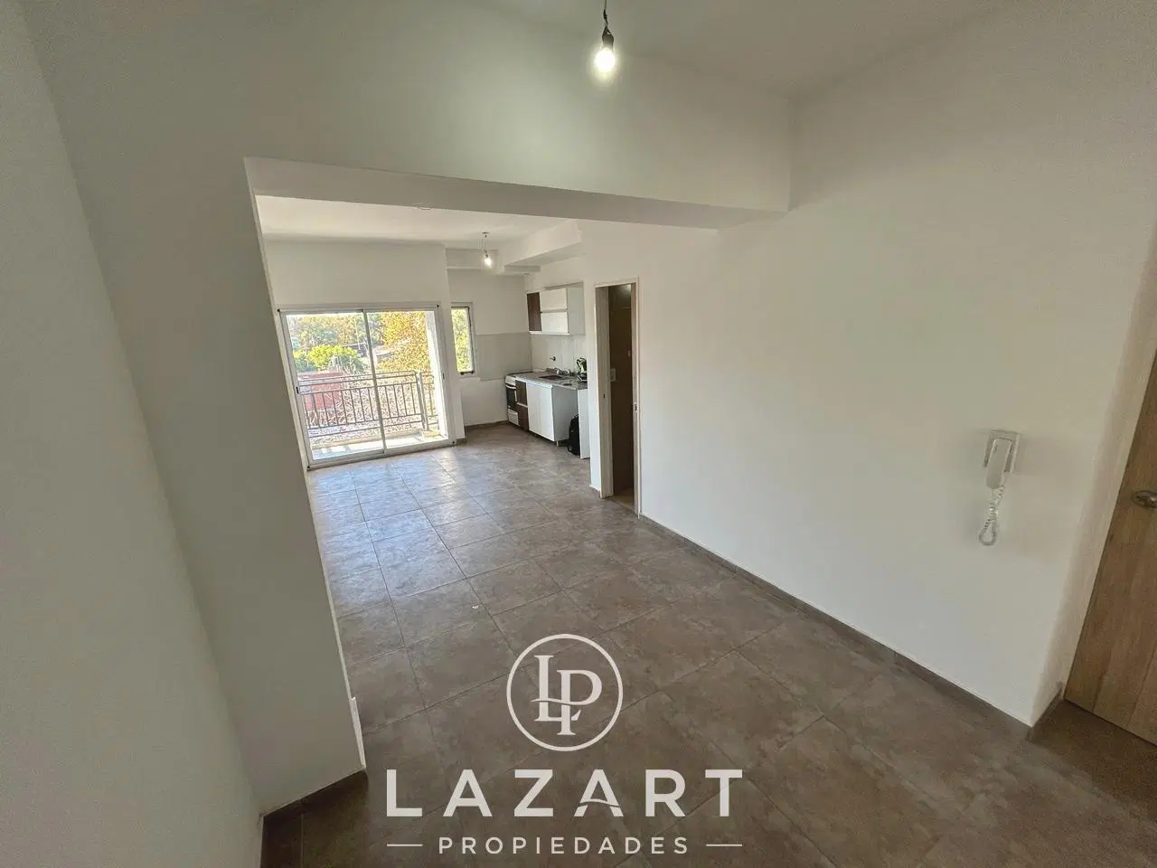 Departamento 2 AMB. con balcon a 2 cuadras de la estacion 8