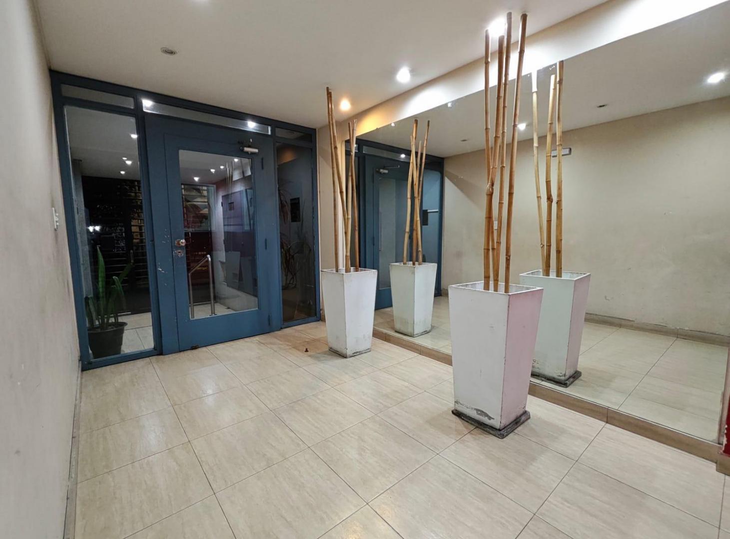 Foto de Hermosa oficina en planta baja 2 amb y medio con patio propio!, imagen 5