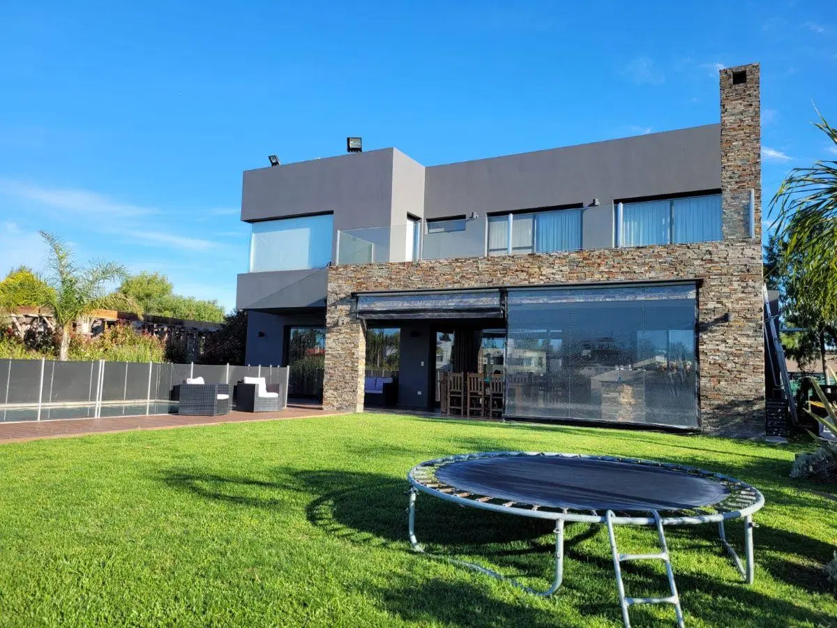 Casa en venta a la laguna, terreno de 756 m², en El Principado, Canning 2