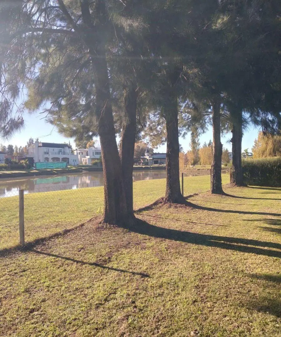 974 m² frente a la laguna, orientación noreste en El Principado, Canning. 3
