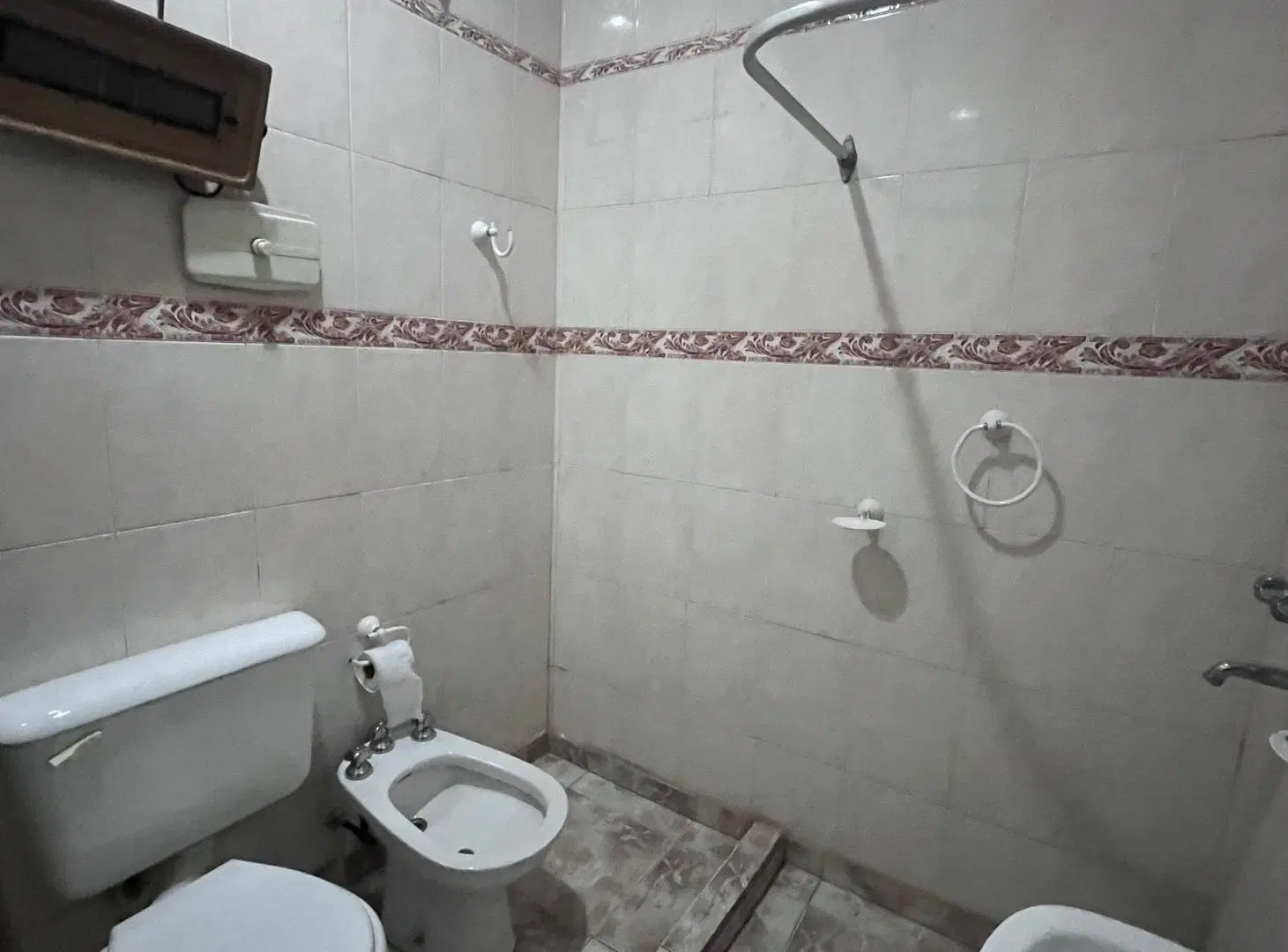 CASA SOBRE LOTE PROPIO CON GRAN PATIO Y POSIBILIDAD DE AMPLIAR EN MARTÍN CORONADO 5