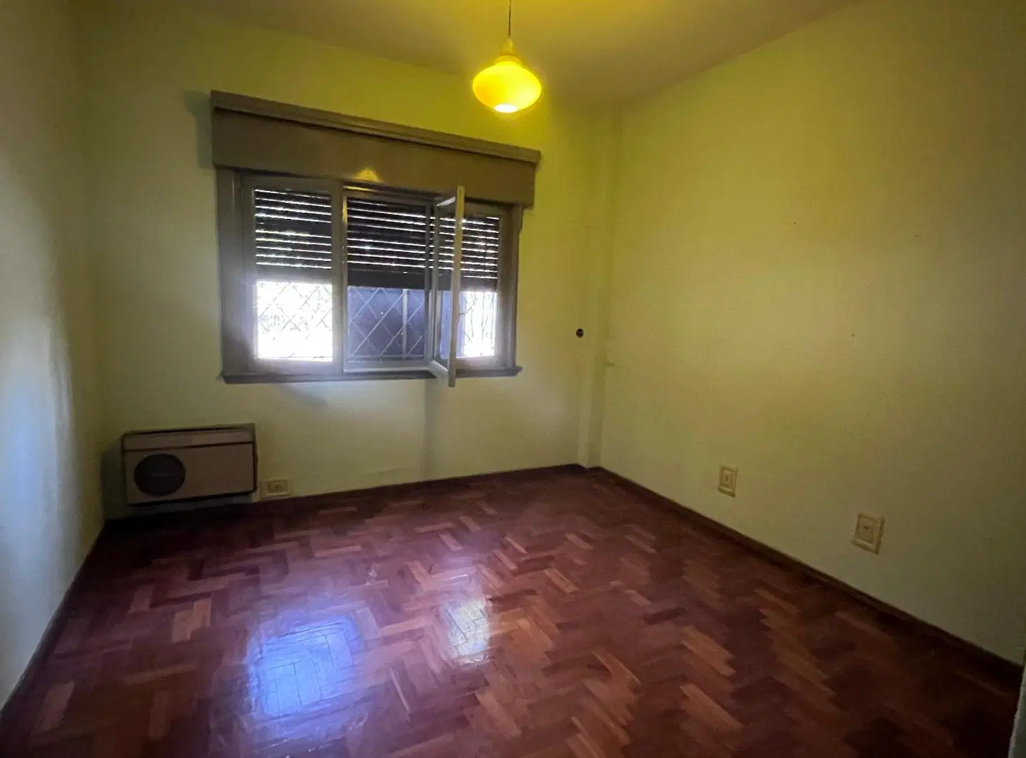 CASA SOBRE LOTE PROPIO CON GRAN PATIO Y POSIBILIDAD DE AMPLIAR EN MARTÍN CORONADO 8