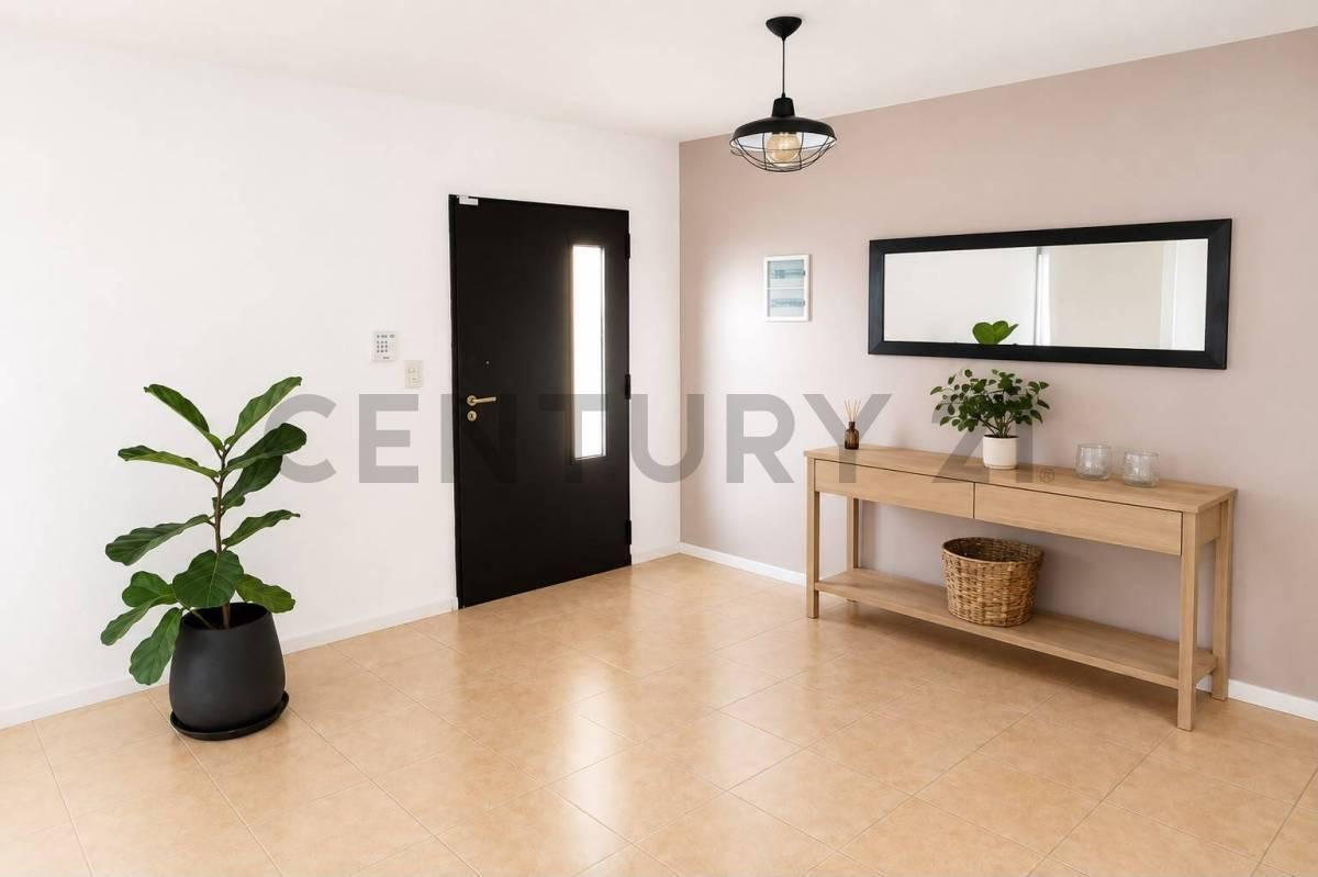 Foto de VENTA CASA 4 AMBIENTES CON GRAN PARQUE, PARRILLA Y COCHERA – VILLA, imagen 2
