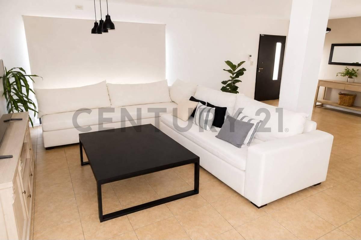 Foto de VENTA CASA 4 AMBIENTES CON GRAN PARQUE, PARRILLA Y COCHERA – VILLA, imagen 3