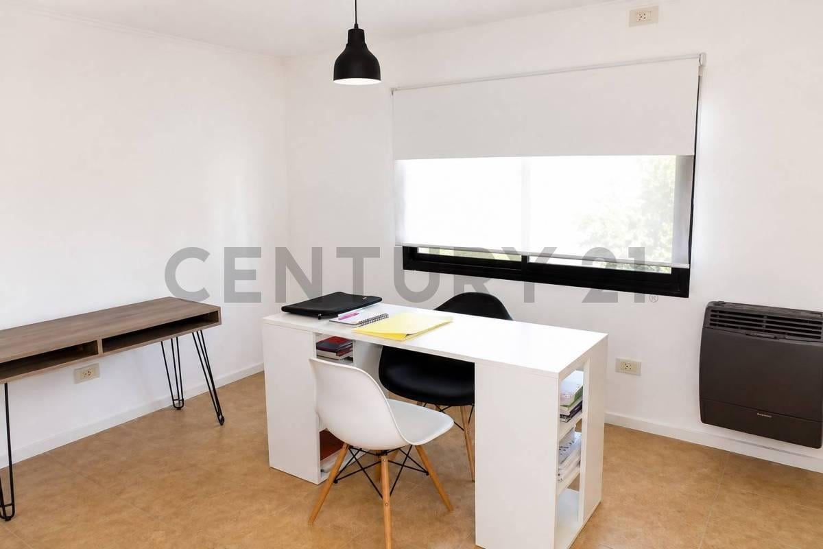 Foto de VENTA CASA 4 AMBIENTES CON GRAN PARQUE, PARRILLA Y COCHERA – VILLA, imagen 5