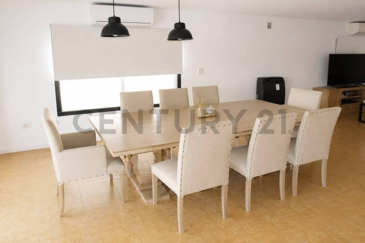 Foto de VENTA CASA 4 AMBIENTES CON GRAN PARQUE, PARRILLA Y COCHERA – VILLA, imagen 3