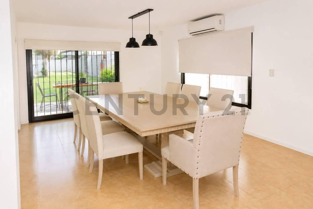 Foto de VENTA CASA 4 AMBIENTES CON GRAN PARQUE, PARRILLA Y COCHERA – VILLA, imagen 4