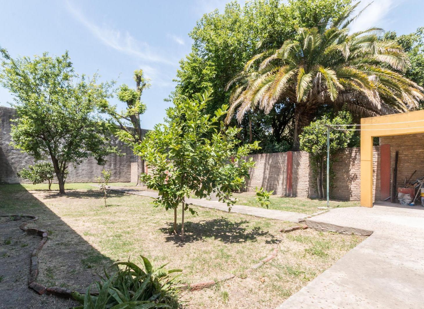 Foto de Venta de casa 4 ambientes con fondo verde, imagen 2
