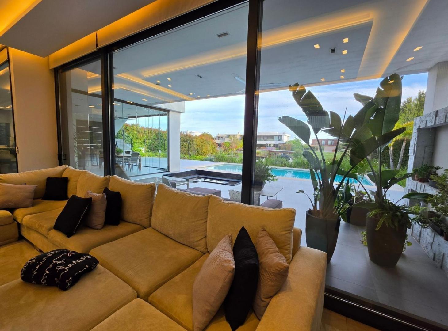Foto de Casa al Rio en Alquiler en Barrio Nautico Albanueva, imagen 2