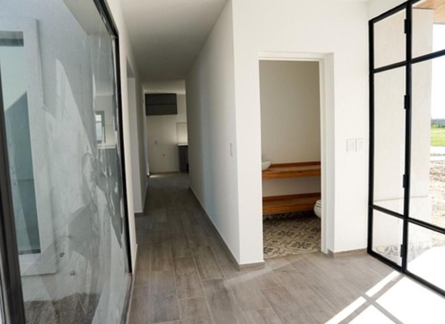 Foto de VENTA CASA A LA LAGUNA SAN SEBASTIAN, imagen 2