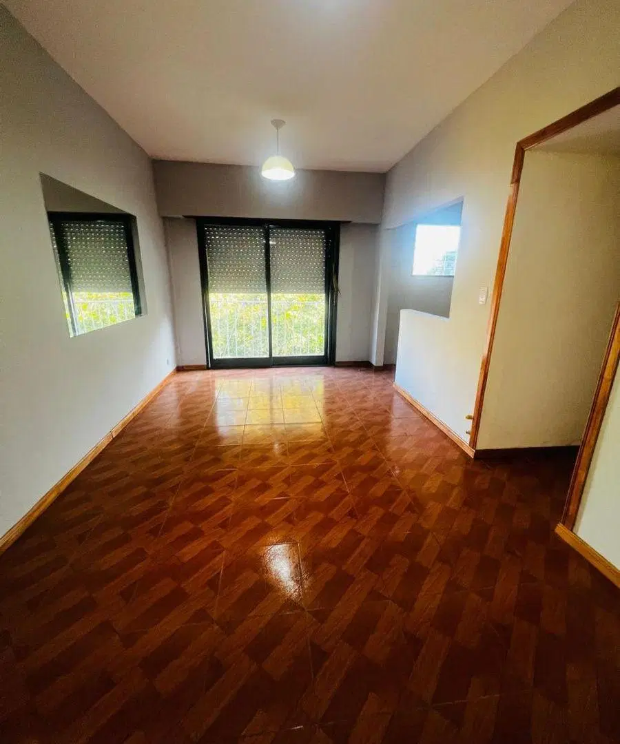 HERMOSO DEPARTAMENTO TRES AMBIENTES FRENTE 4