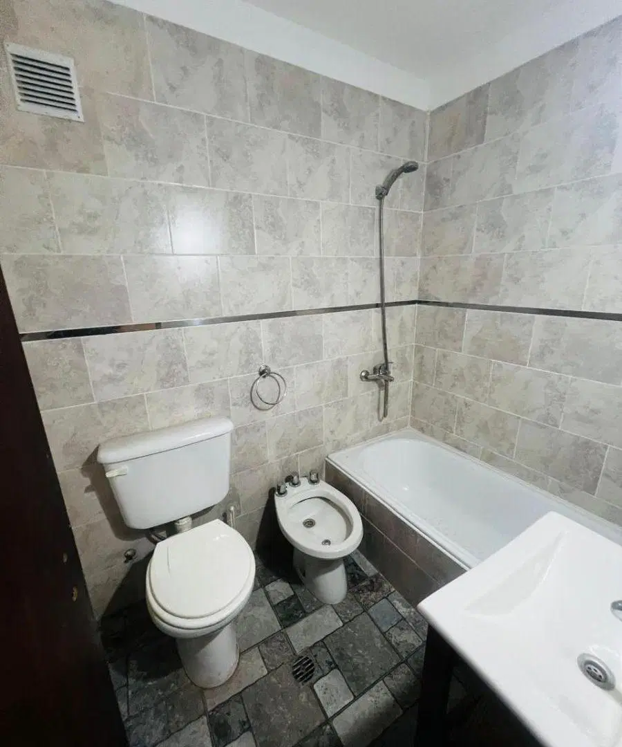 HERMOSO DEPARTAMENTO TRES AMBIENTES FRENTE 5