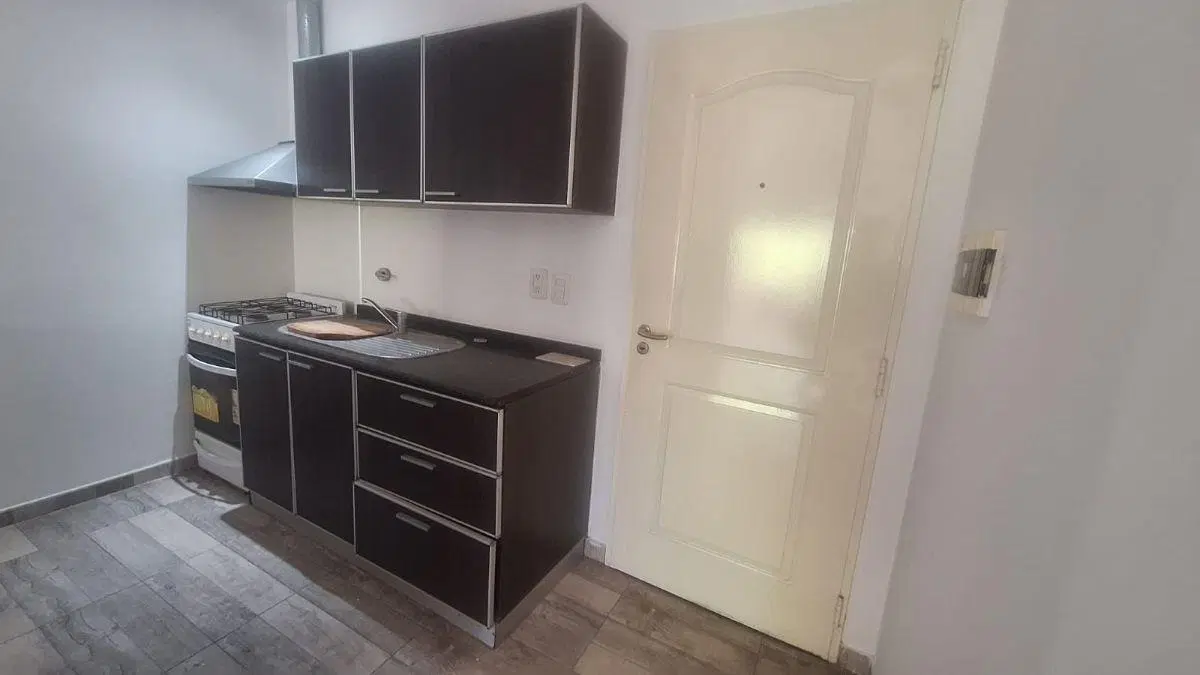 HERMOSO DEPARTAMENTO DOS AMBIENTES CON C0CHERA Y JARDIN MARTIN CORONADO 1