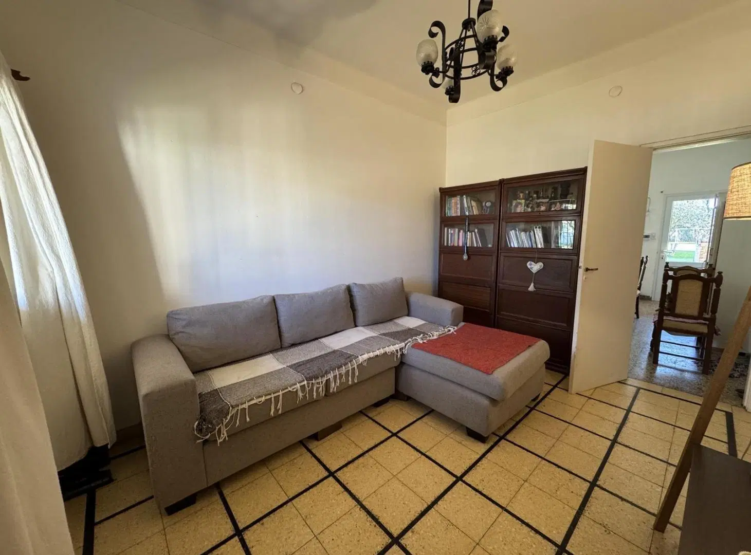 Casa de dos habitaciones y dos baños, sobre av. 1 y 30 4