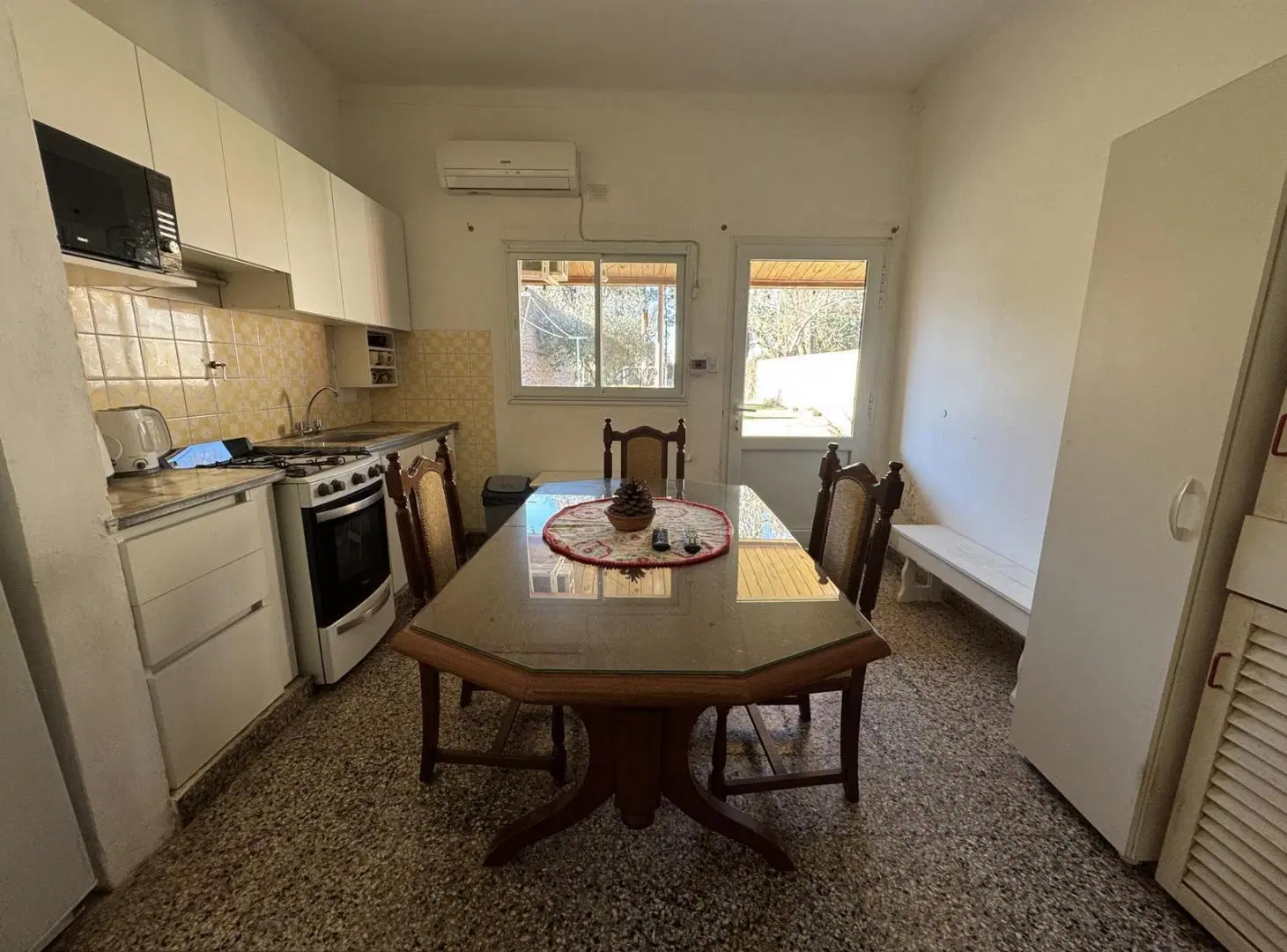 Casa de dos habitaciones y dos baños, sobre av. 1 y 30 3