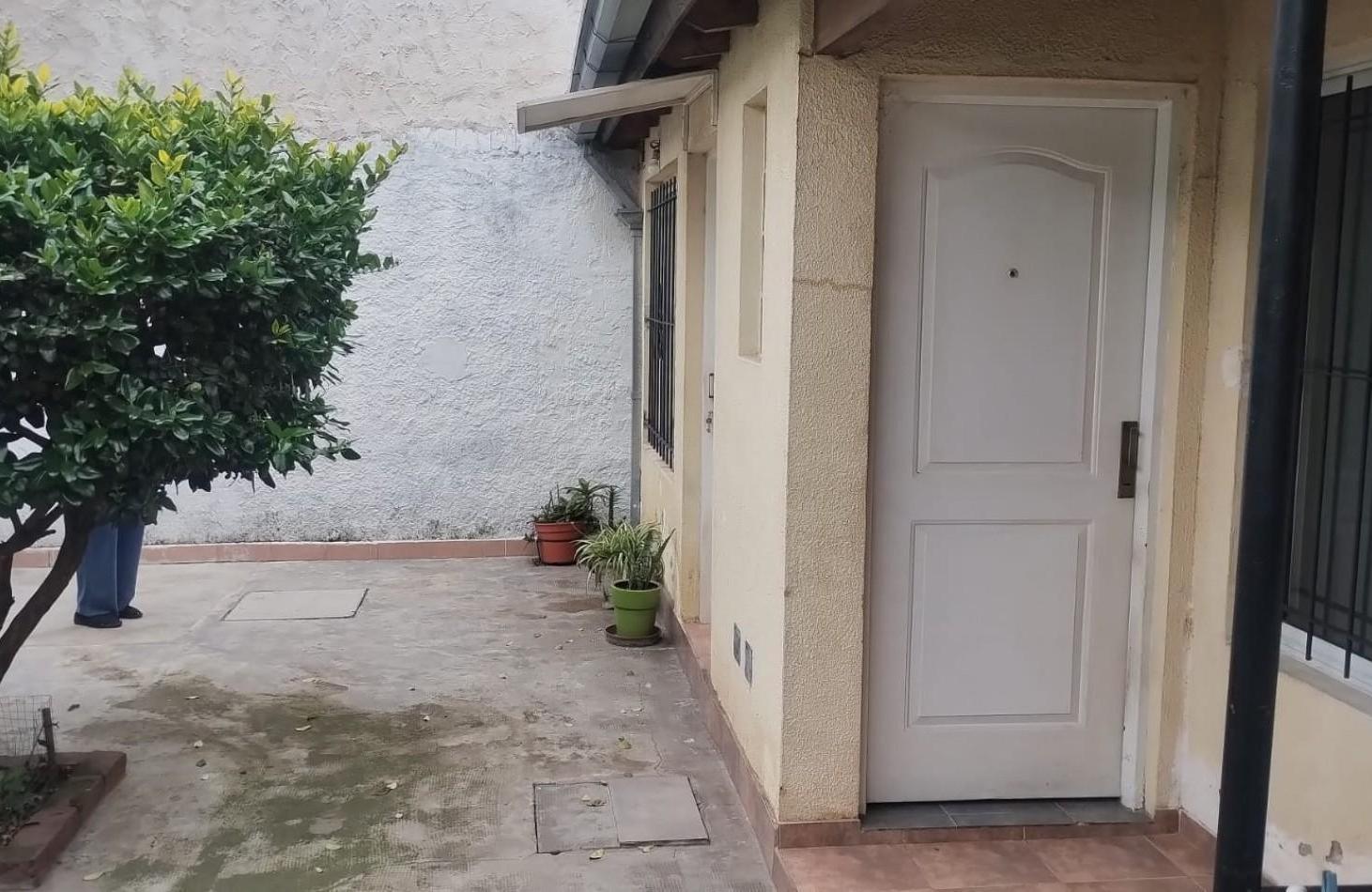 Foto de Dpto interno dos ambientes con patio y lavadero - Parque Quirno, imagen 1