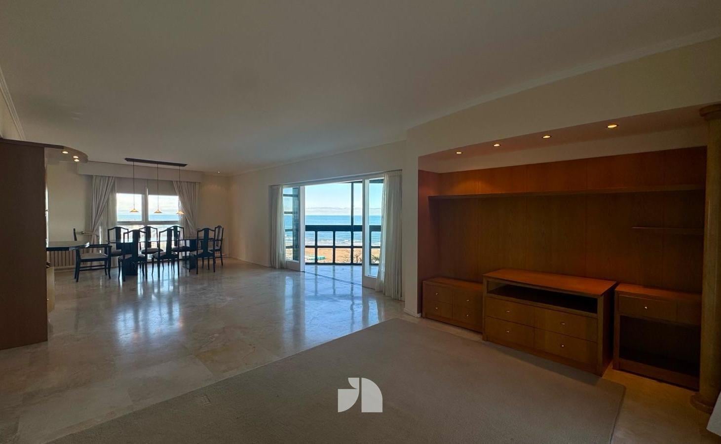 Piso 4 Ambientes con vista al Mar en Alquiler. Zona Playa Grande.