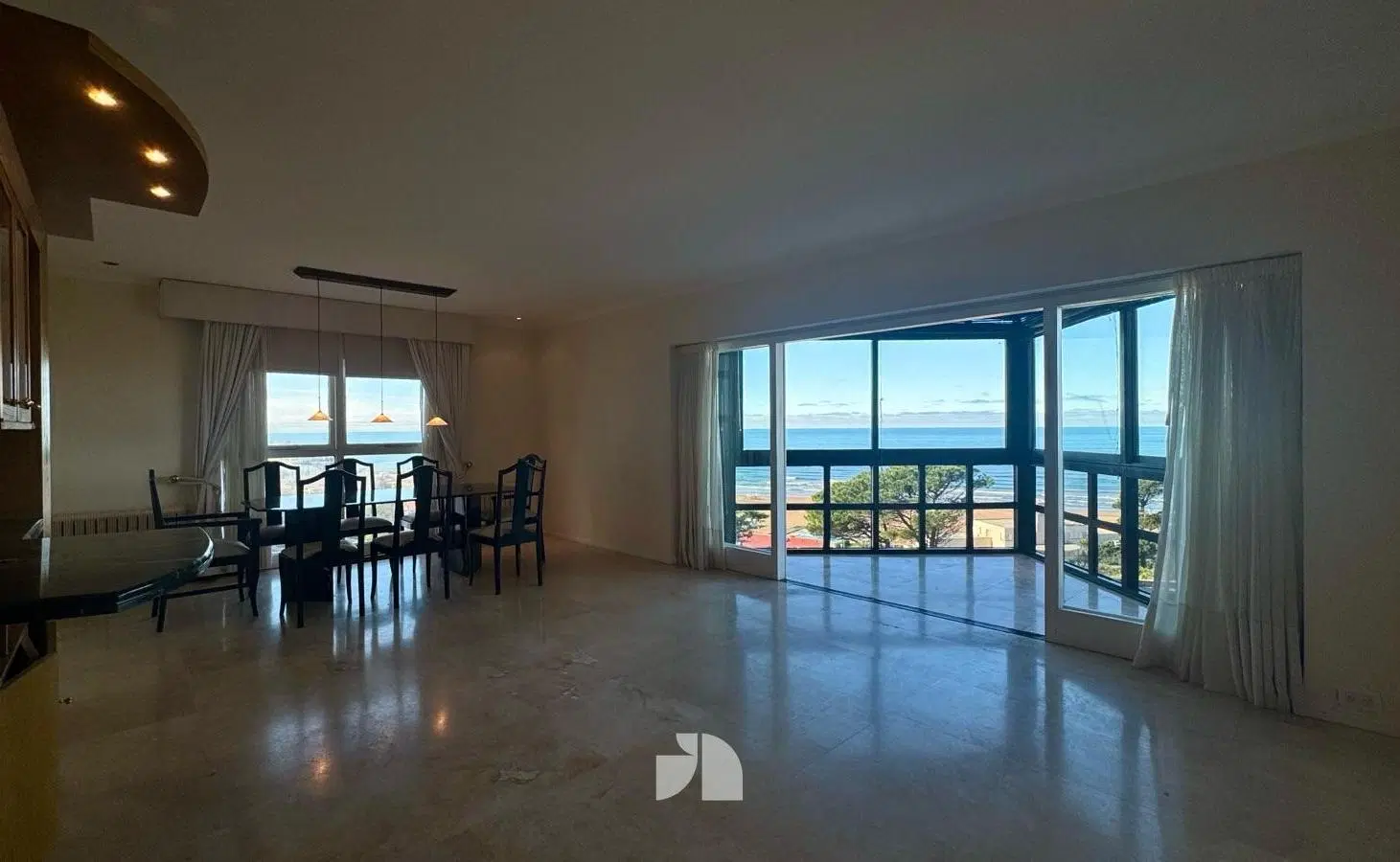Piso 4 Ambientes con vista al Mar en Alquiler. Zona Playa Grande. 4