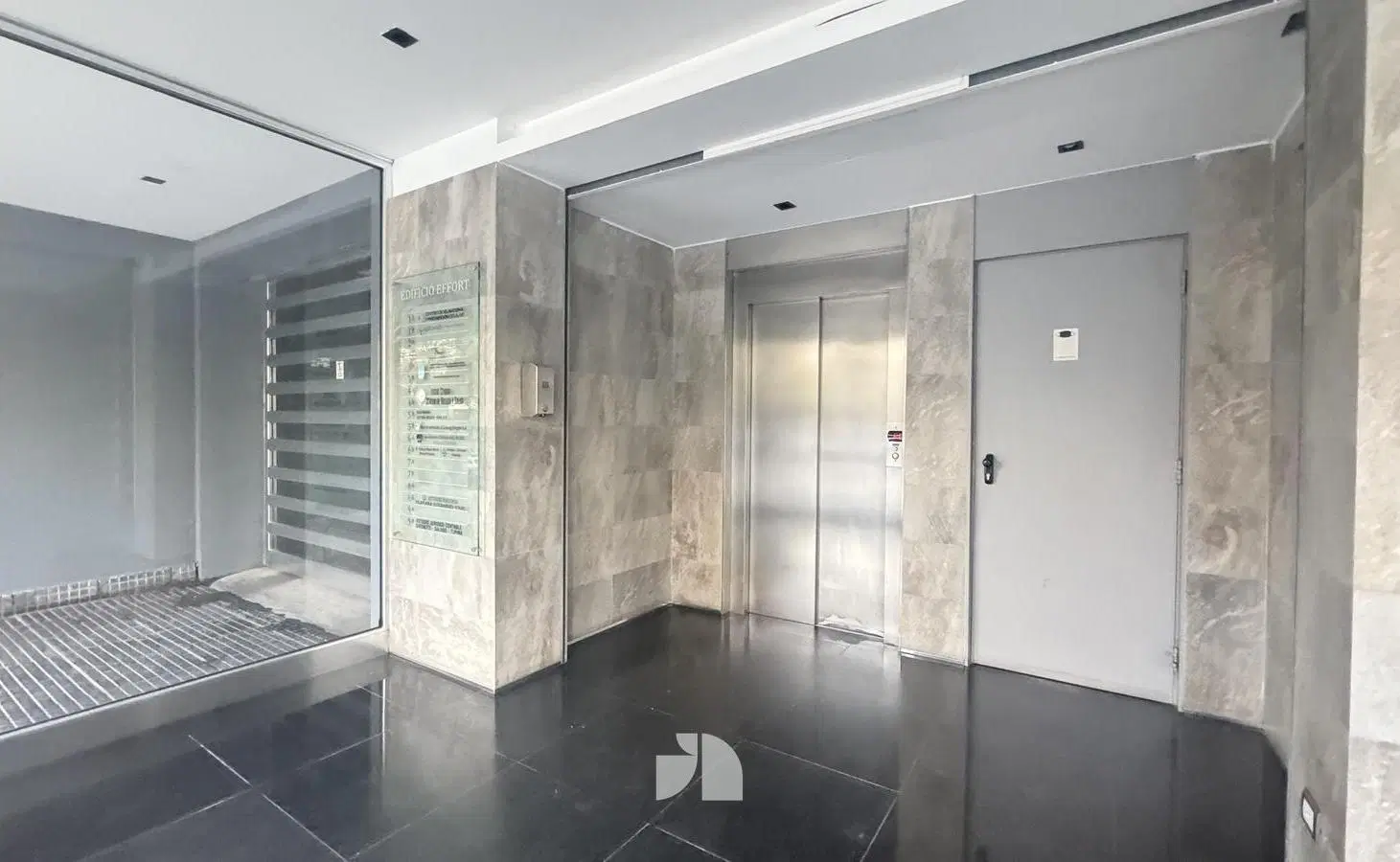 Oficina de 3 Ambientes, con Cocina y Baño. Zona Chauvín. 2