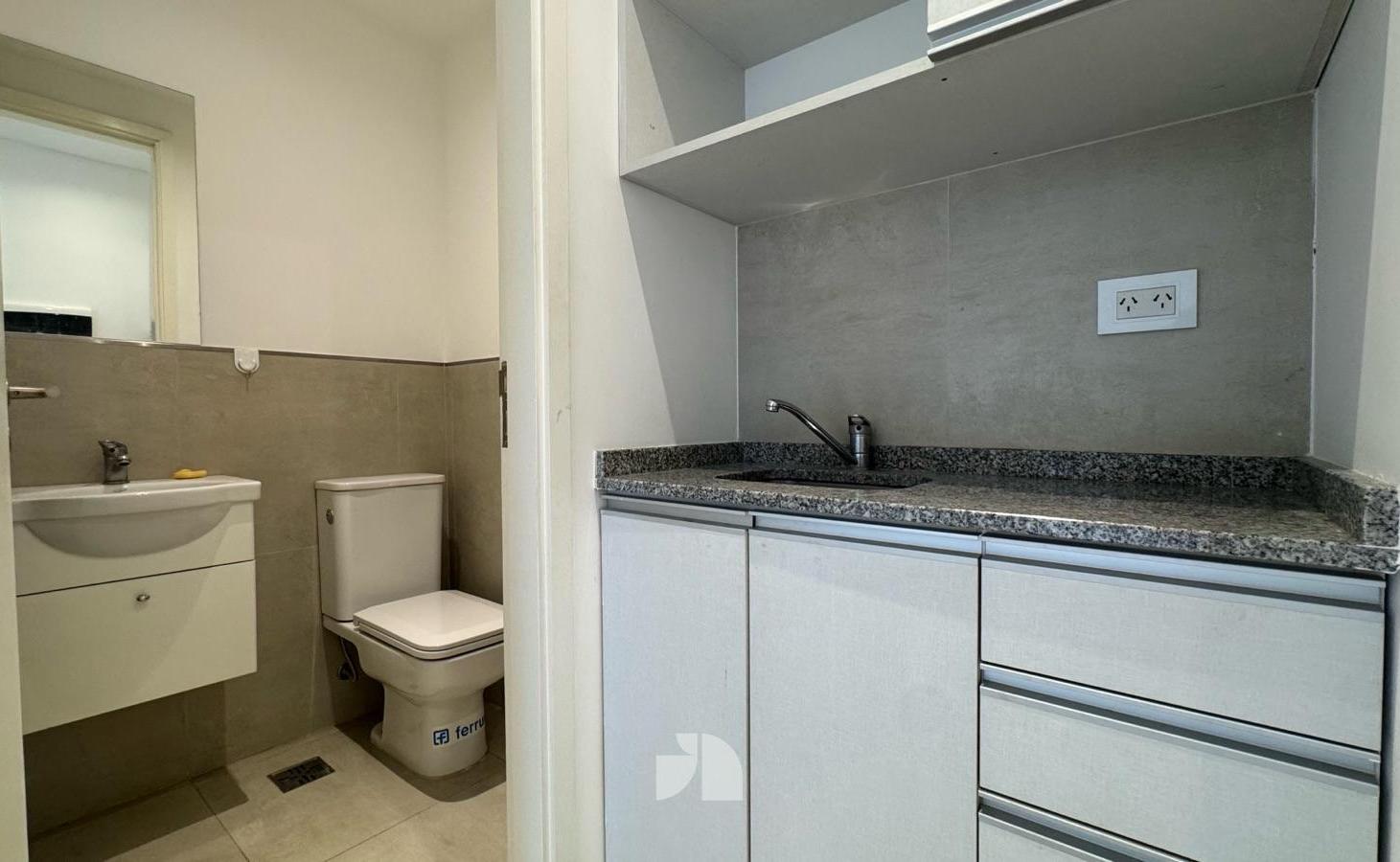 Foto de Oficina con balcón en Alquiler, CON MES DE GRACIA. Zona Juan B Justo., imagen 2
